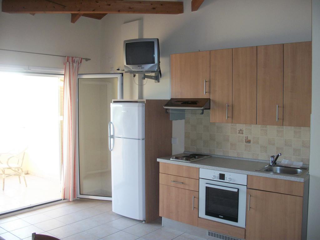 פורוס Dioni Studios & Apartments מראה חיצוני תמונה