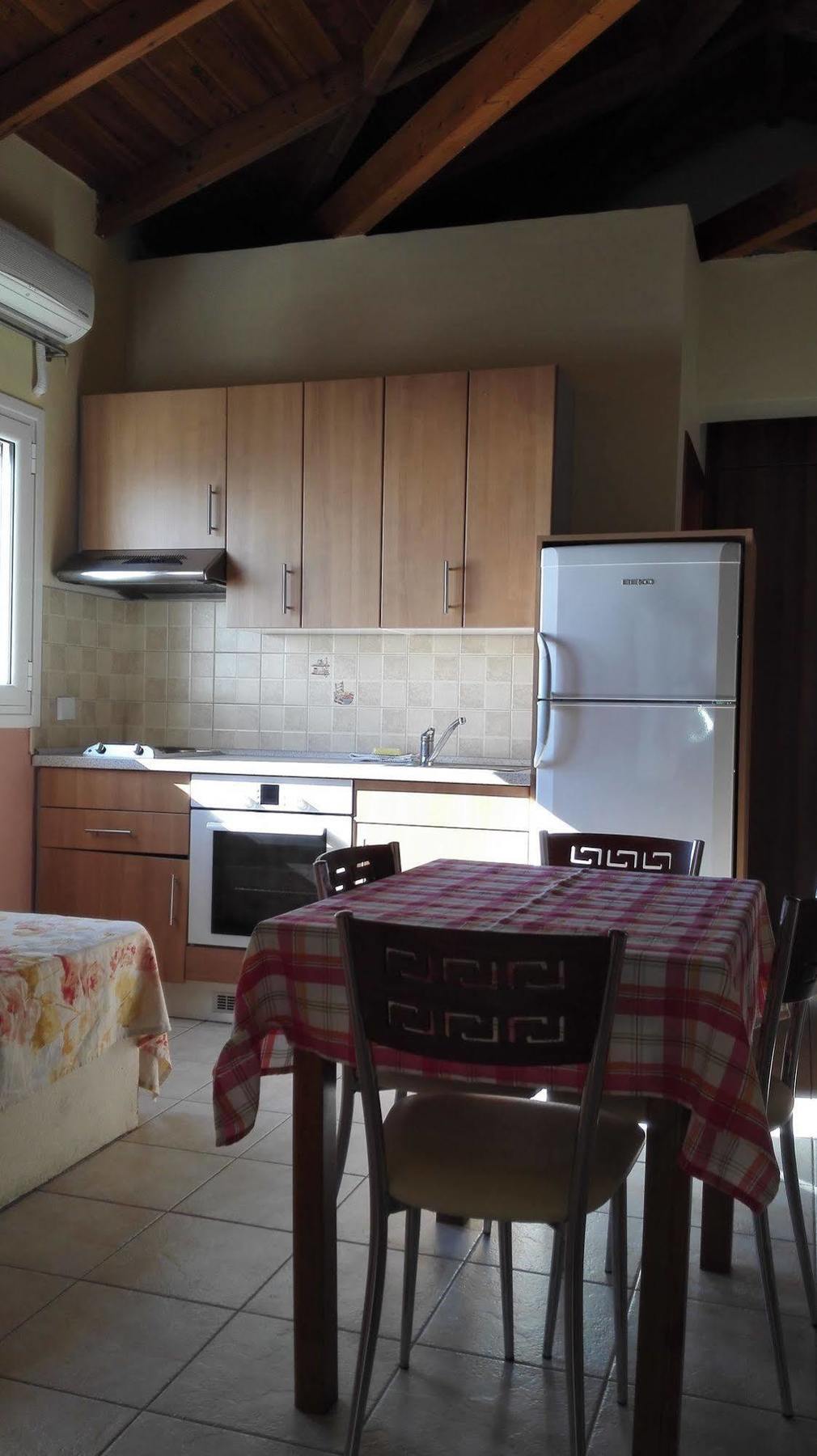 פורוס Dioni Studios & Apartments מראה חיצוני תמונה